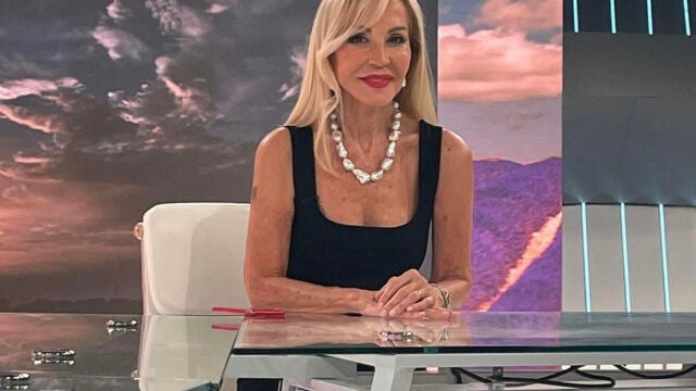 Carmen Lomana con vestido negro.