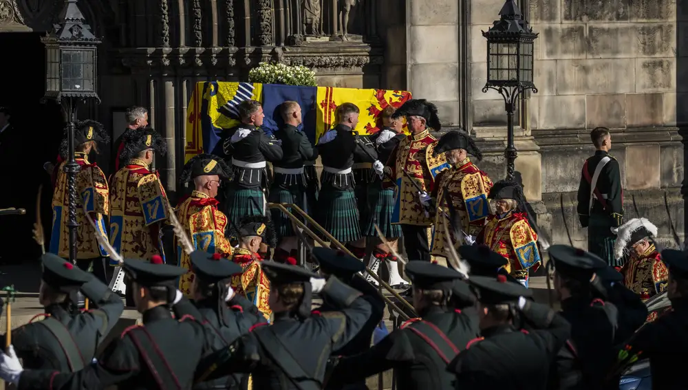 El ataúd de Isabel II abandona Edimburgo rumbo a Londres