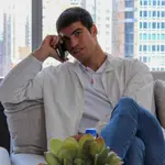 El tenista español Carlos Alcaraz habla por teléfono, después de una entrevista