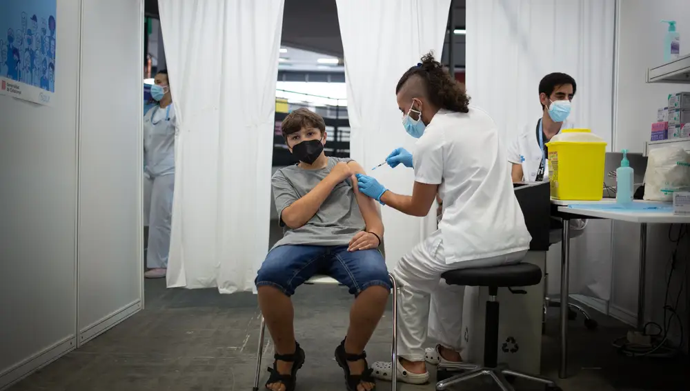 Un adolescente recibe la vacuna contra la covid en el recinto de Montjuïc de Fira de Barcelona en agosto