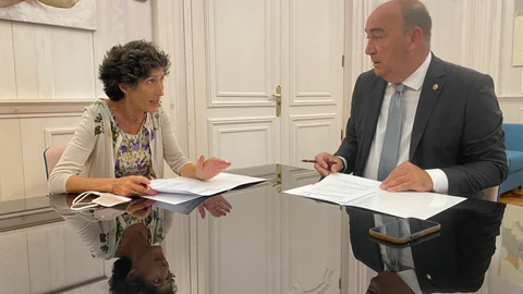 El presidente de la Diputación de Segovia, Miguel Ángel de Vicente y la presidenta de la AECC en Segovia, Ana Sanjosé, suscriben el convenio de colaboración