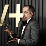 El productor ejecutivo Brendan Hunt posa con uno de los premios de &#39;Ted Lasso&#39;