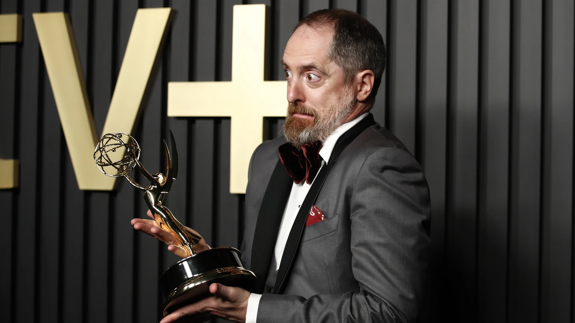 El productor ejecutivo Brendan Hunt posa con uno de los premios de 'Ted Lasso'