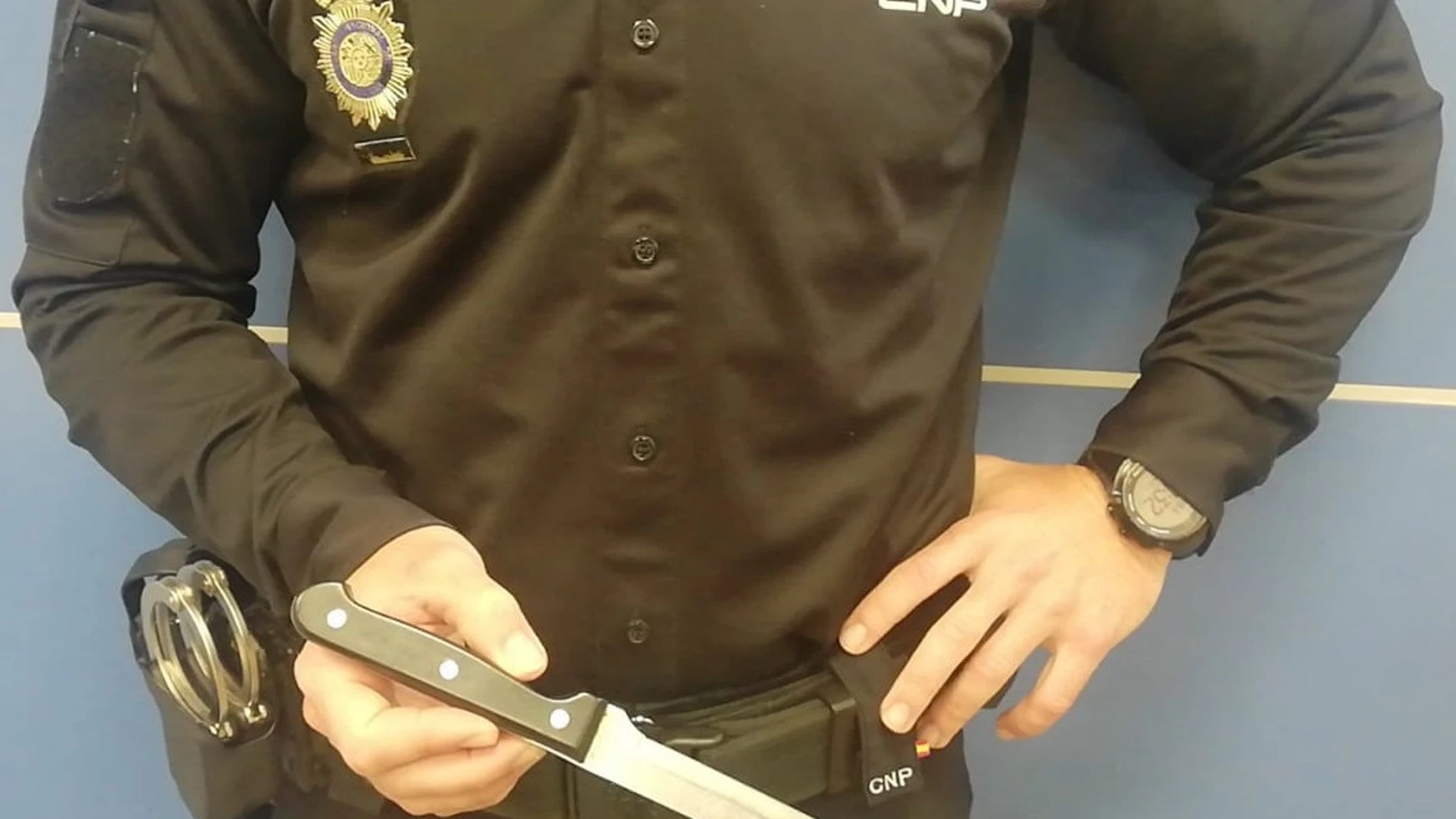 Un agente sostiene un cuchillo en una imagen de archivo