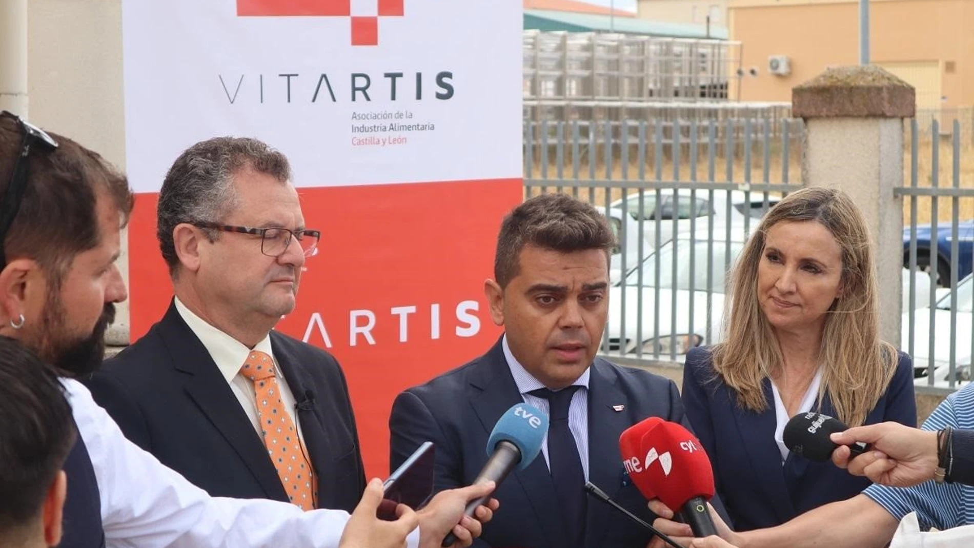 El presidente de Vitartis, Pedro Ruiz (centro), en su atención a los medios en Guijuelo (Salamanca). VITARTIS 13/09/2022