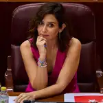 La presidenta de la Comunidad de Madrid, Isabel Díaz Ayuso, escucha las intervenciones de los grupos de la oposición.