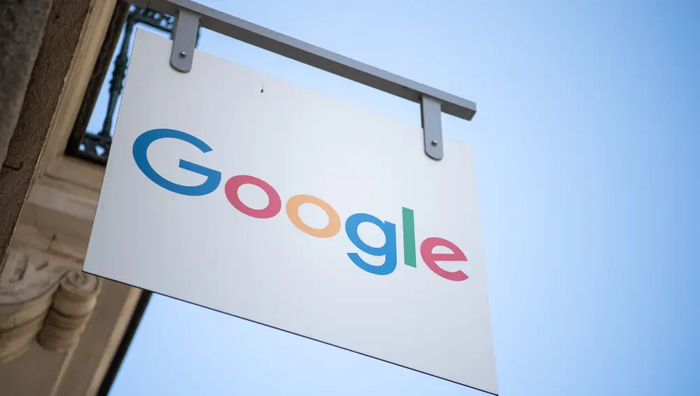 FILED - 29 June 2019, France, Rennes: A sign reading &quot;Google&quot; hangs outside a company training room. Photo: Sebastian Gollnow/dpa (Foto de ARCHIVO)29/06/2019 ONLY FOR USE IN SPAIN