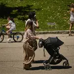 Familias con sus carritos de bebe pasean por el Retiro madrileño.La llegada de la pandemia de la Covid-19 ha afectado, de una forma muy directa, a la natalidad, ya que se prevé que esta caiga entre 5 y 10 puntos durante este año.