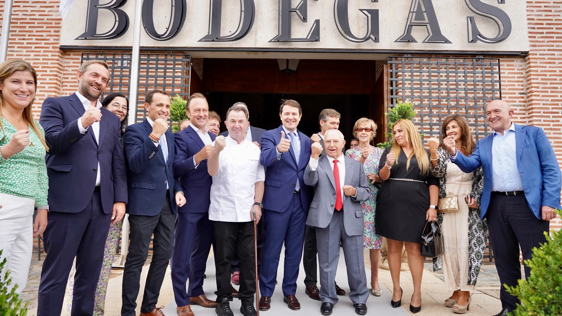 El presidente de la Junta de Castilla y León, Alfonso Fernández Mañueco, participa en la inauguración de la Gastrobodega El Hilo de Ariadna, junto al secretario de Estado de Turismo, Fernando Valdés, Martín Berasategui, Jesús Yllera, Marcos Yllera, Jesús Julio Carnero, Conrado Íscar, Raquel Alonso y Maria Dolores Mayo, entre otros