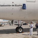El avión bautizado como "Juan Sebastián de Elcano"