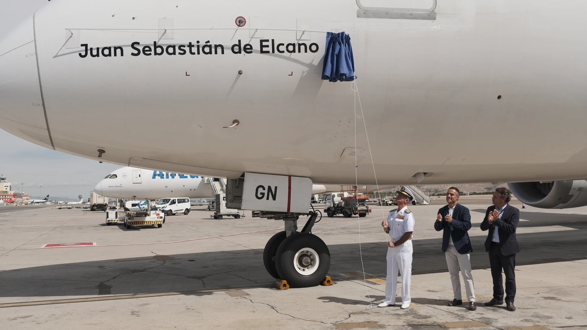 El avión bautizado como "Juan Sebastián de Elcano"