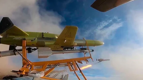 Un dron iraní Shahed-136 durante un ejercicio militar en Irán
