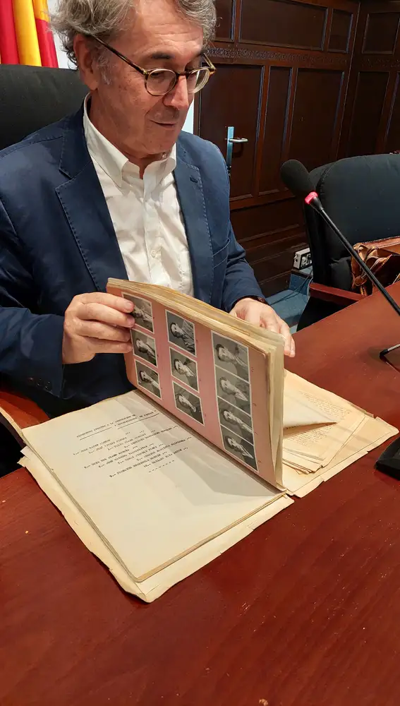 Andrés Trapiello sostiene la carpeta con el informe que inició la investigación