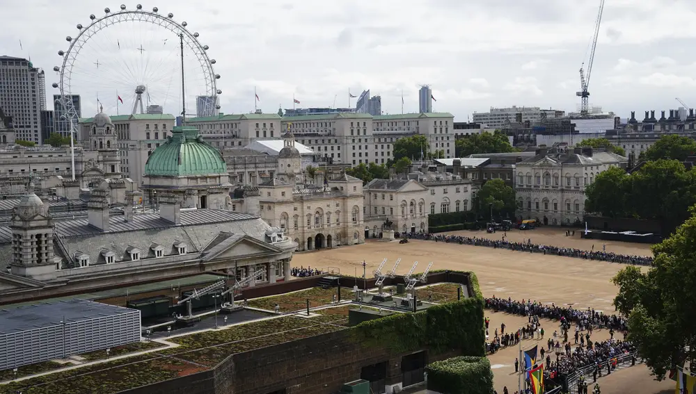 La multitud se reúne en Horse Guards Parade antes de la procesión del féretro de la reina Isabel II desde el Palacio de Buckingham hasta Westminster Hall