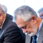 Los expresidentes socialistas Manuel Chaves (i) y José Antonio Griñán (d). EFE/Raúl Caro ***POOL***