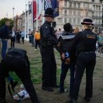 Un hombre es controlado por agentes de policía mientras la gente hace cola para el entierro de la reina Isabel II en Londres, el miércoles 14