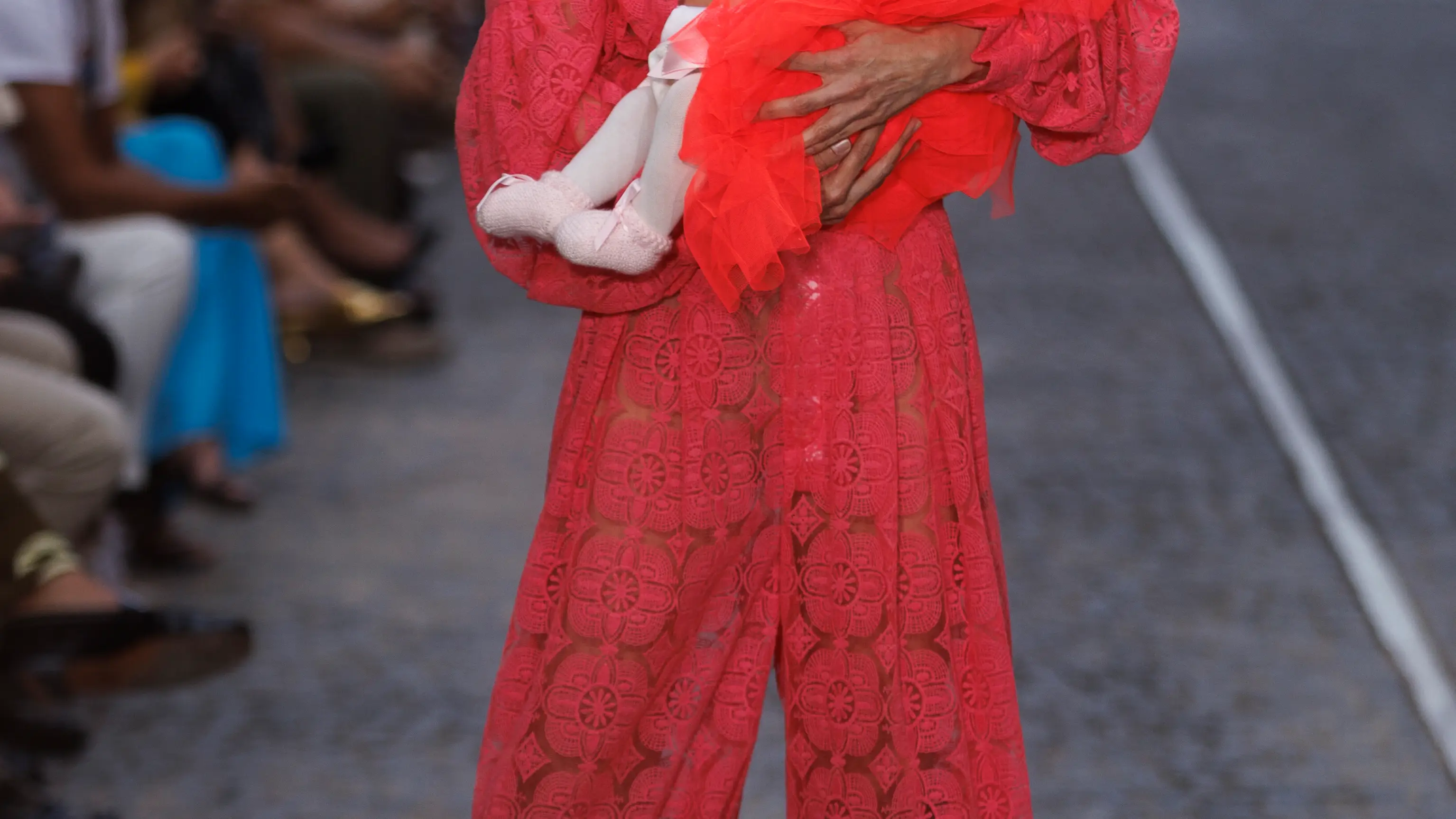 MADRID, 14/09/2022.- Yolanda Font, pareja de Antonio Miguel Carmona, sostiene a su hijo de 5 meses, mientras presenta una creación durante el desfile de la diseñadora María Lafuente en Madrid este miércoles durante los desfiles Off de la Mercedes-Benz Fashion Week Madrid. EFE/Sergio Pérez