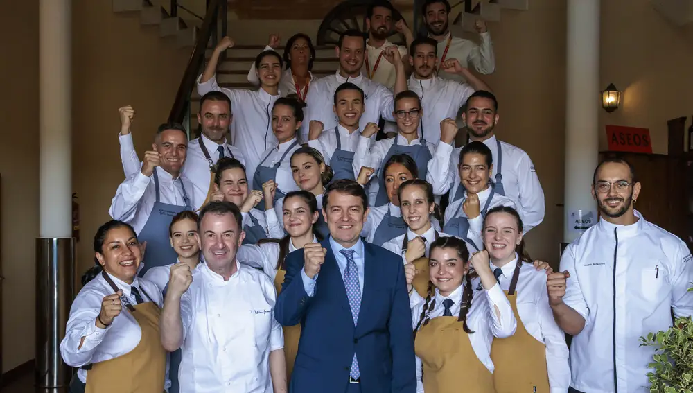 El presidente de la Junta, Alfonso Fernández Mañueco, y Martín Berasategui junto al equipo de la gastrobodega