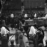 El féretro del rey Jorge V es trasladado desde la abadía de Westminster el 28 de enero de 1936