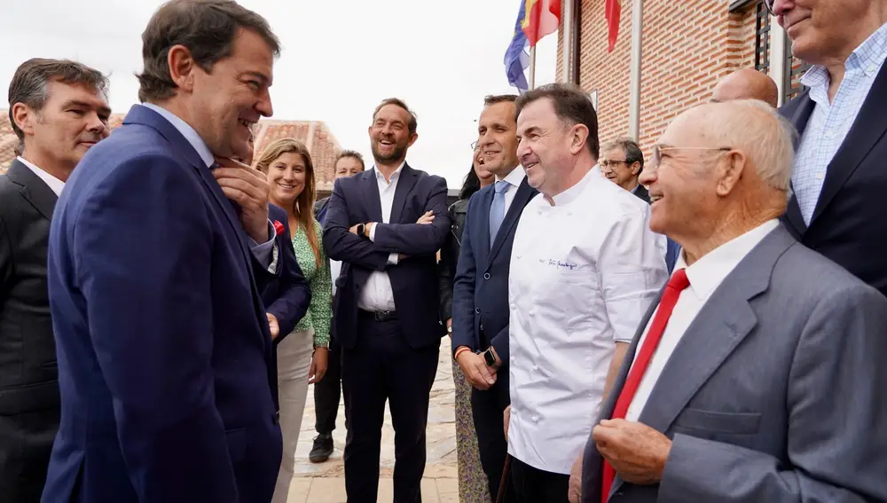 El presidente de la Junta, Alfonso Fernández Mañueco, conversa con Jesús Yllera en presencia de Martín Berasategui, Conrado Íscar o Fernando Valdés