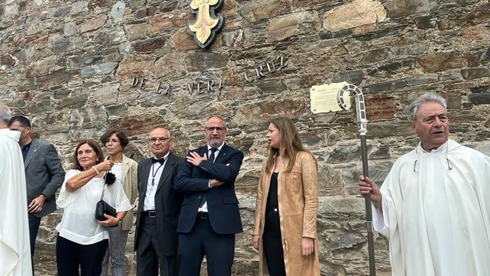 El alcalde de Ponferrada, Olegario Ramón; y la directora territorial de la Junta,Ester Muñox, participan en los actos conmemorativos por el V centenario de la fundación de la Cofradía del Santísimo Cristo de la Vera Cruz, en la localidad ponferradina de Villar de los Barrios