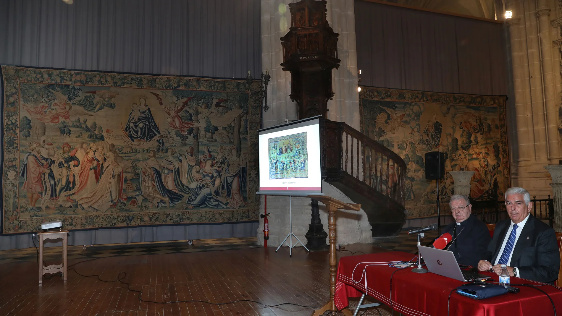 El director de la Real Fábrica de Tapices, Alejandro Klecker (D), junto al obispo de la Diócesis de Palencia, Manuel Herrero, presentan del proceso de restauración de los tapices de "La Salve", con motivo del VII Centenario de la Catedral de Palencia