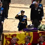 El rey Carlos II, la princesa Ana y los príncipes Harry y Andrés saluden al féretro de Isabel II