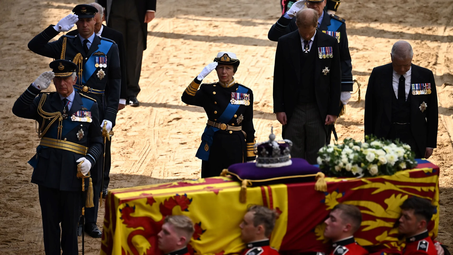 El rey Carlos II, la princesa Ana y los príncipes Harry y Andrés saluden al féretro de Isabel II