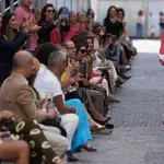 MADRID, 14/09/2022.- Yolanda Font, pareja de Antonio Miguel Carmona, sostiene a su hijo de 5 meses, mientras presenta una creación durante el desfile de la diseñadora María Lafuente en Madrid este miércoles durante los desfiles Off de la Mercedes-Benz Fashion Week Madrid. EFE/Sergio Pérez