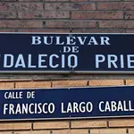 Placas de las vías de Madrid dedicadas a Indalecio Prieto y Largo Caballero