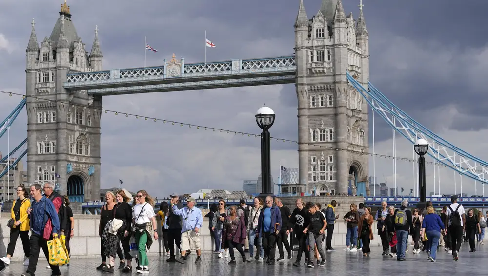 Ciudadanos hacen cola junto al puente de Londres para despedir a Isabel II