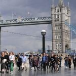 Ciudadanos hacen cola junto al puente de Londres para despedir a Isabel II