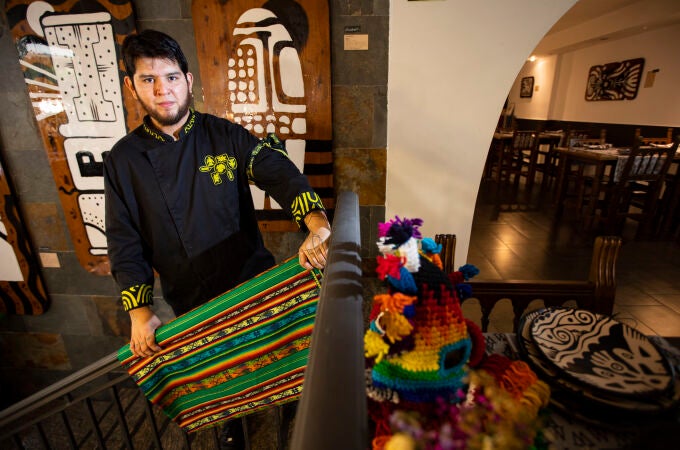 Miguel Ángel Méndez en el restaurante Ayawaskha, que abrió hace nueve meses después de ofrecer sus recetas a domicilio