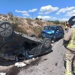 Un efectivo del CEIS junto a los dos vehículos siniestrados