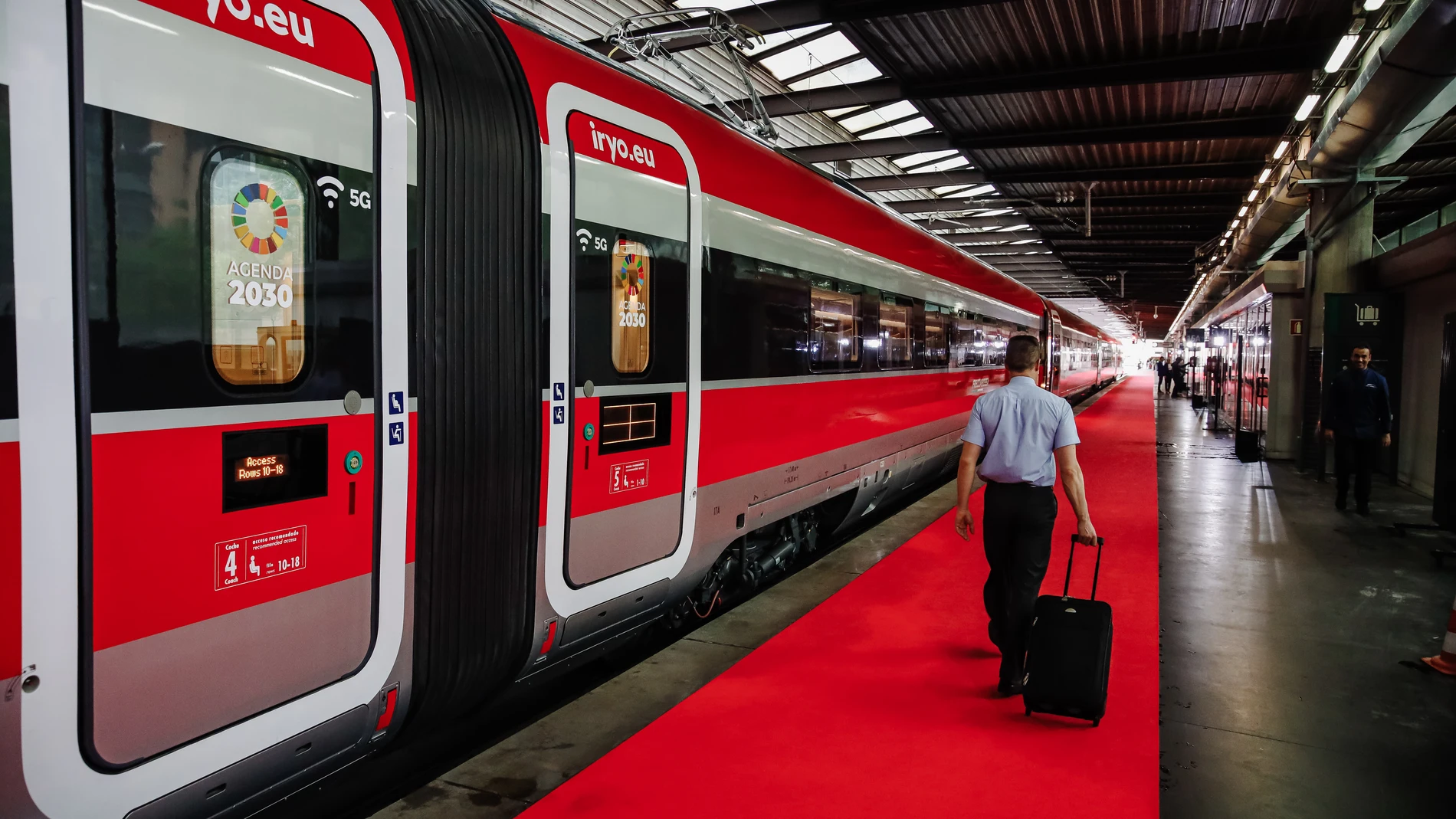 Tren de la operadora ferroviaria Iryo en las vías durante la presentación de la compañía, en la estación de Atocha, a 15 de septiembre de 2022, en Madrid (España)