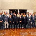 Foto de familia del presidente de las Cortes de Castilla y León, Carlos Pollán, con los empresarios de la Fundación para la Excelencia Empresarial de Castilla y León (Execyl) con quienes se ha reunido