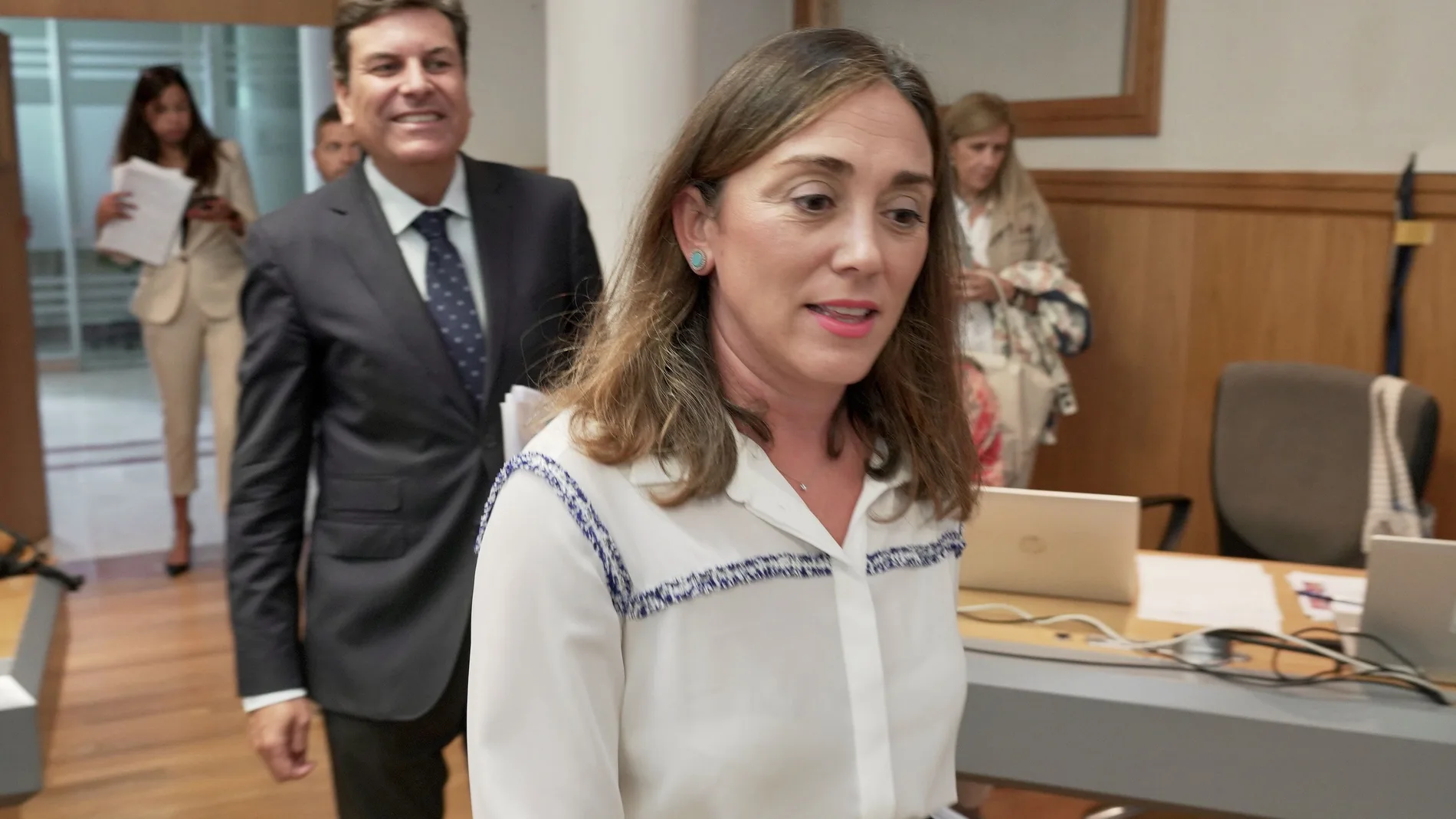 El consejero portavoz, Carlos Fernández Carriedo, llega a la rueda de prensa del Consejo de Gobierno, junto a María González Corral, consejera de Movilidad