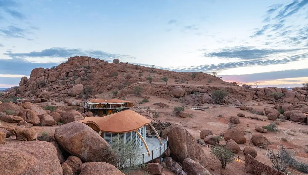 Cabañas escondidas en el terreno de Namibia.