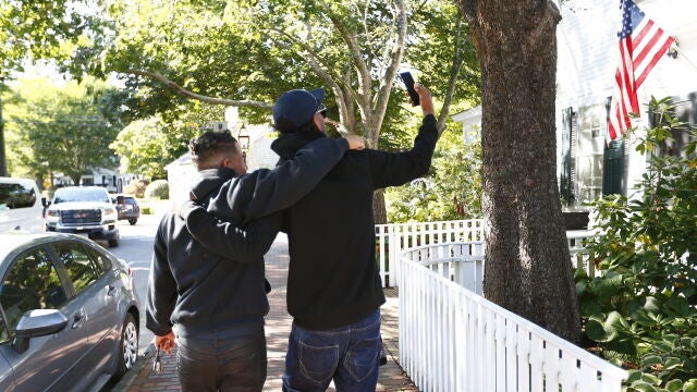 Dos miembros de un grupo de casi 50 emigrantes en Edgartown