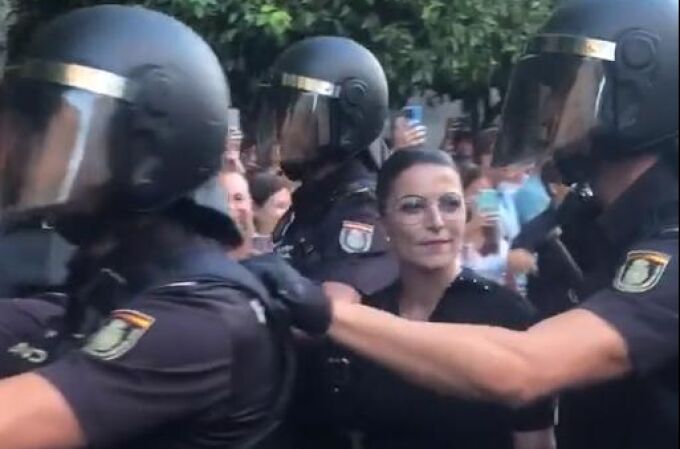 Macarena Olona, escoltada por la Policía Nacional a la llegada a la Universidad de Granada