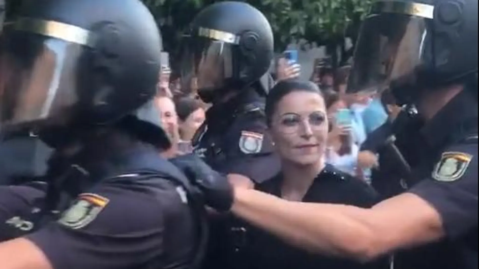 Macarena Olona, escoltada por la Policía Nacional a la llegada a la Universidad de Granada