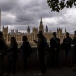 Colas de ciudadanos de distintas nacionales y bagajes para despedir a la que ha sido su monarca durante 70 años