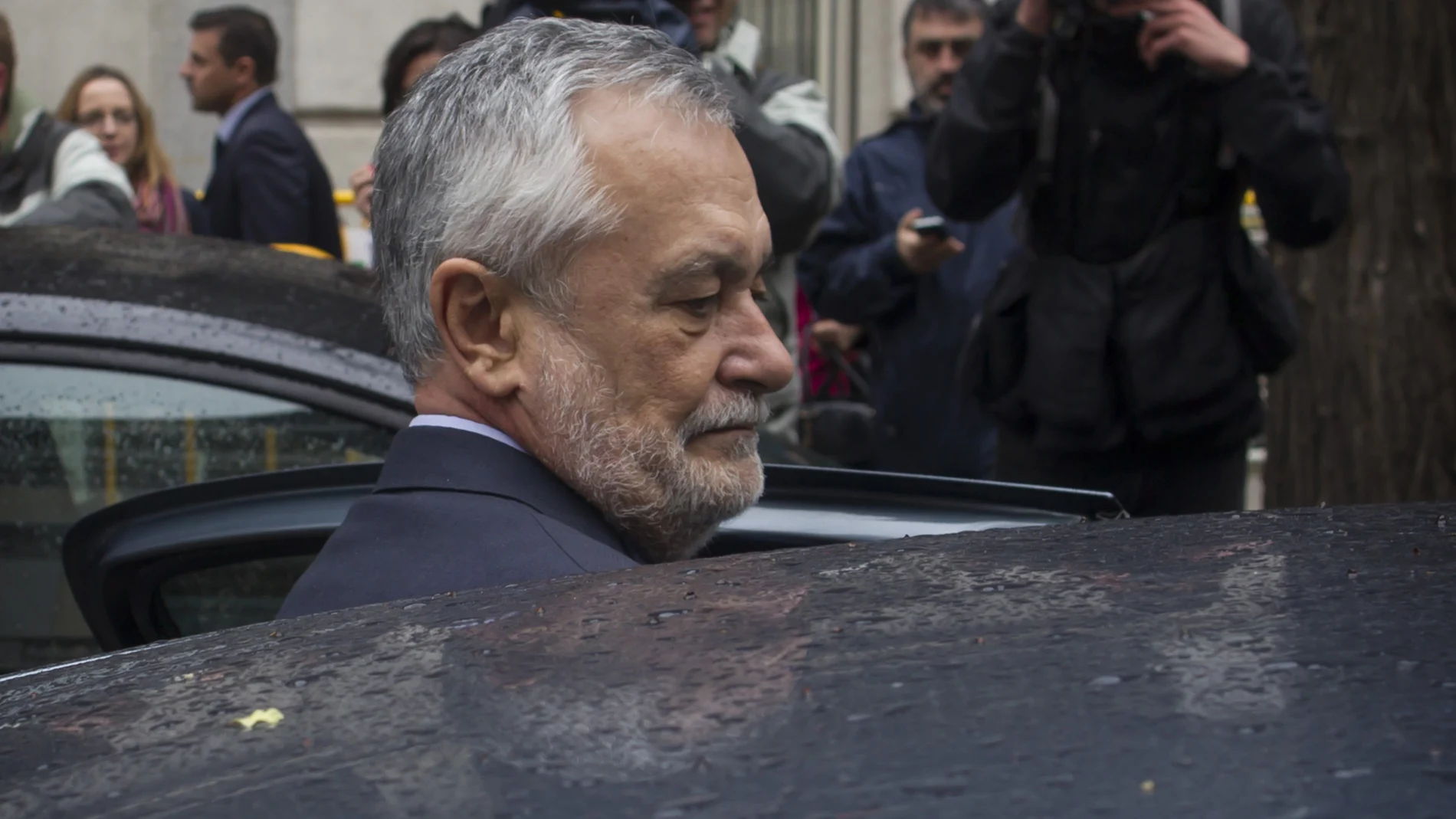 El expresidente de la Junta de Andalucía José Antonio Griñán ha sido condenado a seis años de prisión por el millonario fraude de los ERE