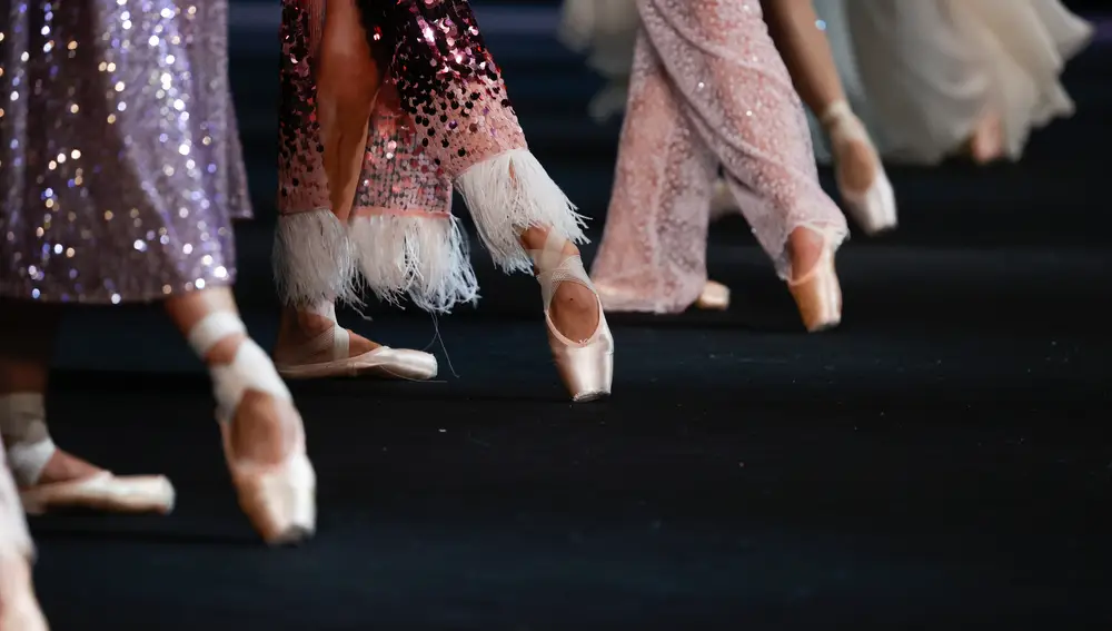 MADRID, 15/09/2022.- Bailarines muestran diseños de la firma Duyos para primavera-verano 2023 durante un desfile celebrado en la primera jornada de la 76ª edición de la pasarela Mercedes Benz Fashion Week Madrid, este jueves, en el recinto ferial IFEMA. EFE/ Javier Lizón