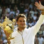 Roger Federer, con uno de sus ocho trofeos de Wimbledon, el que ganó en 2009