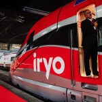 Un miembro de la tripulación de un tren de la operadora ferroviaria Iryo en las vías durante la presentación de la compañía
