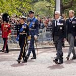 El príncipe Andrés fue permitido el jueves a vestir el uniforme militar durante el cortejo del féretro de lsabel II a Westminster
