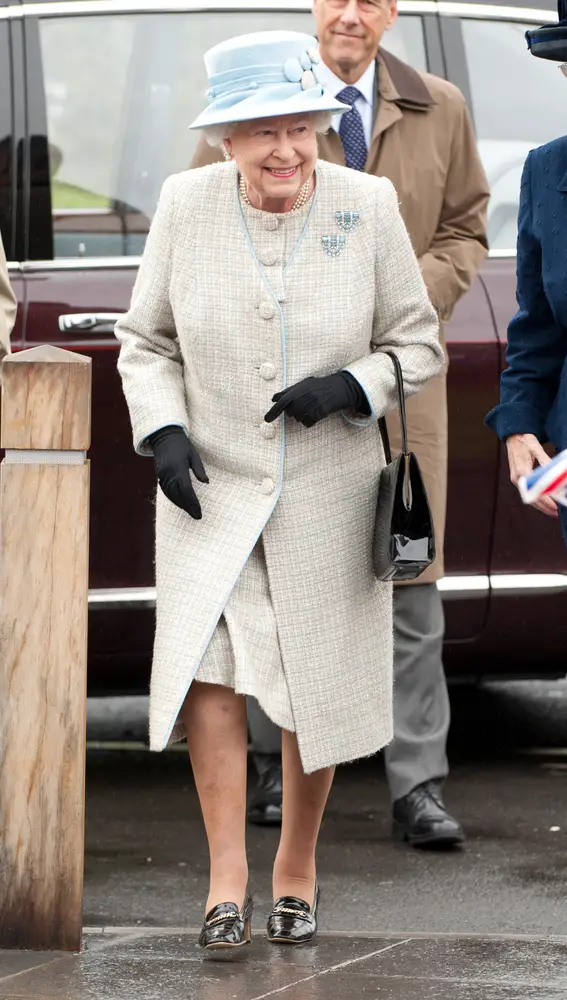 La Reina Isabel II, durante la inauguración de un colegio de primaria en Aberfan