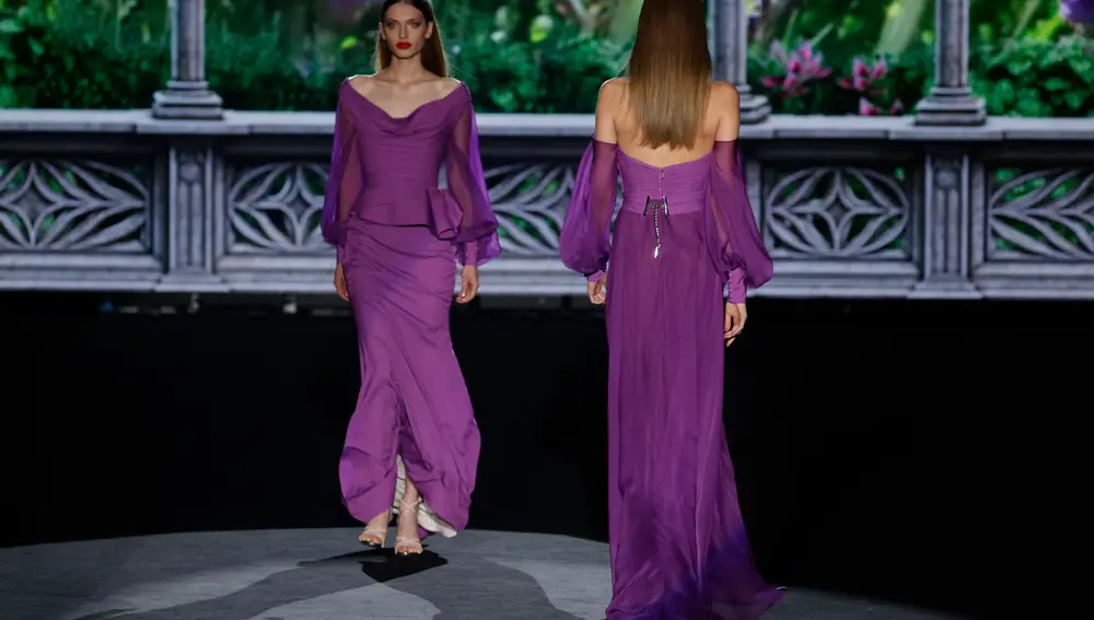 Varias modelos muestran un diseño de la colección primavera-verano 2023 del diseñador Hannibal Laguna durante la pasarela Mercedes Benz Fashion Week Madrid, este viernes, en el recinto ferial IFEMA de Madrid.