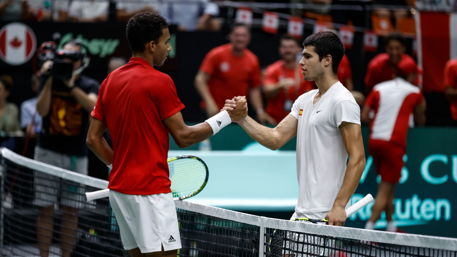 El tenista del equipo canadiense de Copa Davis, Felix Auger-Aliassime, saluda al español Carlos Alcaraz, tras su victoria en el segundo partido de individuales de la fase final de grupos que se disputa en el pabellón de la Fuente de San Luis de València. EFE/Kai Försterling